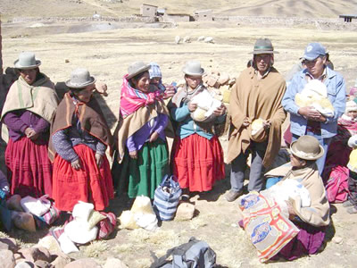 Miembros de la comunidadHUAIRACHANÍ recibiendo alimentos