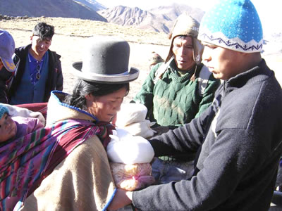 Miembros de la comunidad HUAIRAPATA cecibiendo alimentos