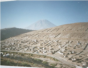 Poblado en Perú. Al fondo el Yisti